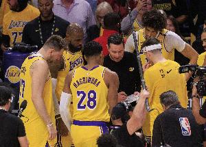 小里弗斯谈东契奇：球队防守并非强项，詹姆斯状态下滑，艾顿盖帽能力也有限。