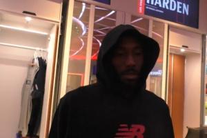 中投压哨绝杀！小卡用中文“稳了”自信强调：它包进的！