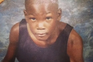 KD：小时候放学要步行四小时才能到家，如今回想，当时能安全回家未被绑架，实属幸运。