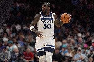 兰德尔本赛季至今场均贡献27.2分、6.5个篮板和5.2次助攻，同时以56%的投篮命中率和47%的三分命中率高效输出。