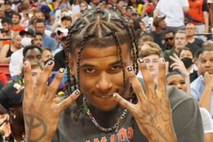 键盘侠嘲讽风雪哥背上纹40岁女友头像，美球迷：废了！让华子教育你。