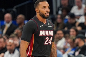 鲍威尔：希望融合科比的心态与韦德的技术，塑造个人打球风格。