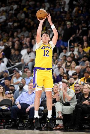 拉拉维亚表示，若有机会扣篮，他一定会选择扣，并称自己的篮球智商很高。