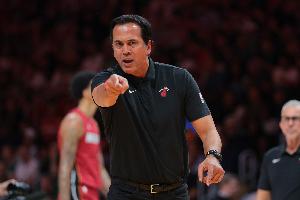 解说：今年的热火是NBA最快球队 还有其他队也更快了 跑步带个球