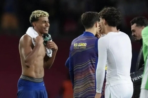 老友重逢！据《每日体育报》报道，佩尼亚与福特在赛后同巴萨旧友们逐一拥抱致意。