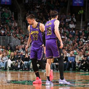 徐静雨：詹姆斯能否超越里夫斯？悬了，湖人已进入“白人三少”时代。