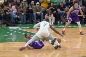 布朗被滑铲为何未吹罚？主裁解释：接触前双方均已倒地，故未判犯规。