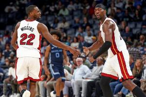 维金斯：阿德巴约能从一防到五 他绝对是联盟中最好的防守者之一