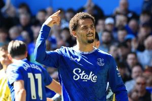 自上赛季开始，英超仅有约5名球员实现了左右脚进球均达到5个以上的成就，萨拉赫与恩迪亚耶位列其中。