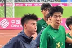 浙江U20男足全运会告负后向球迷致意，期间遭球迷现场指导，王钰栋只能无奈摇头转身离去。