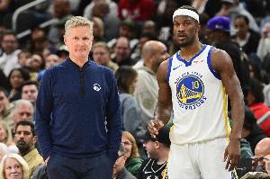 张佳玮：吉米离开后，勇士轮换体系陷入混乱，球队缺乏第二持球点，科尔尝试的多种阵容导致进攻配合零散。