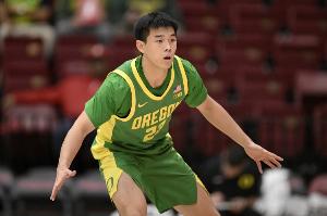 林葳首战7投不中，俄勒冈大学主帅：他仍在适应，错失几次投篮后略显犹豫。