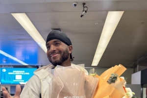 山东外援克里斯已于昨晚抵达中国，据鲁媒报道，他上赛季场均能贡献20.7分和8.4个篮板。