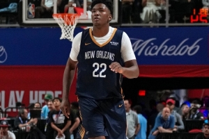 12分8篮板7助攻4抢断！阿尔瓦拉多：管理层当初看到奎因的潜力，如今效果显著。