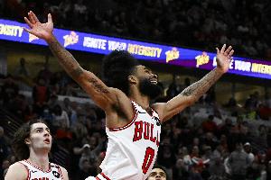 多诺万谈科比-怀特：目标为助其下周参与合练，预计几周后可复出