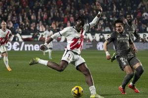 西甲榜首球队遭遇挑战，皇家马德里客场迎战同城对手巴列卡诺。