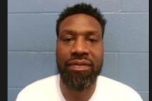 托尼·阿伦涉毒被捕，现正被羁押于当地拘留所。