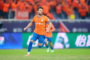 据鲁媒报道，山东泰山队不太可能轻易与瓦科达成续约协议，此前俱乐部曾考虑过其他潜在的替代人选。