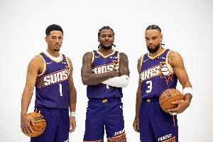 布克认为，格林的登场能够为全队减压，并称赞他具备极高的天赋。