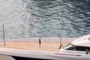 多少人梦寐以求生活威少携妻度假在超豪华游艇球场上训练~~