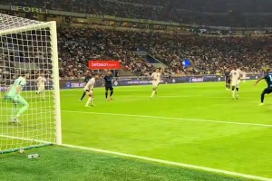 气氛超燃！现场视角再看博尼梅阿查处子球