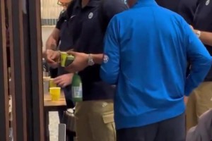 地位压过约基奇！塞尔维亚队长博格达诺维奇请全队喝咖啡