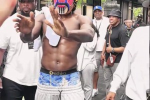 球迷成都太古里街头偶遇球星！华子一一热情击掌来者不拒啊