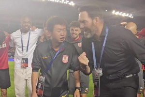 真劳模！实拍：武汉三镇快速反击，国安前锋法比奥狂追整场