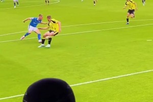 英乙球员这处理球泰然自若，进球从容不迫