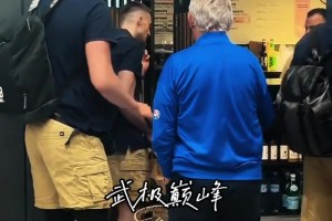 小弟跑腿买咖啡结果只顾着打电话，被约基奇拍后脑勺伺候