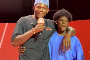 爱德华兹中国行意外完成“父子同台”成就