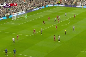 是伊萨克应该就进了！巴恩斯传中，戈登抢点头槌稍稍高出