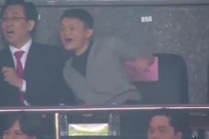 名场面！15年恒大亚冠夺冠，马云和许家印在看台激情拥抱庆祝