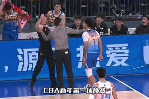 为苏超的“可爱”梗着迷，张含韵用方言为苏超打CALL❤