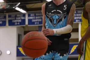 湖人新援白人中锋！瞧瞧凯勒-凯利这打法，新赛季能派上用场吗…