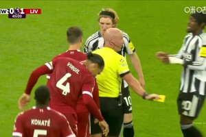 废人动作！戈登身后凶狠铲倒范迪克，裁判将其直红罚下