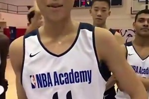 当时的王俊杰还很瘦！年轻的崔永熙在训练营用英语介绍队友！