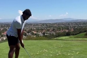 紧紧跟随父亲的步伐！湖人球员布朗尼也开始练习高尔夫球了