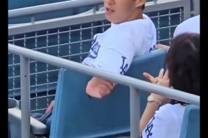 临时保管一下！孙兴慜从妈妈那里得到了一枚戒指并戴上了它！