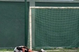 笑不活了国外球迷模仿奥纳纳扑救与阿莫林摆战术板