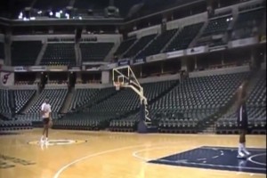 年轻时的保罗-乔治也很能跳啊，轻松飞跃2米18的希伯特单臂暴扣！