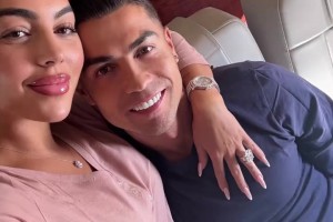 开眼了！乔治娜在私人飞机上展示20克拉大钻戒