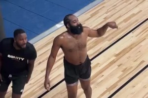 备战新赛季！哈登女友陪伴并拍摄哈登挥汗如雨训练