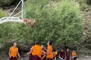 一群爱佛僧！文班亚马来这里不是无敌