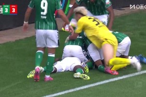 药厂下半场连换五人遭绝平 解说员:滕哈赫为自己轻率行为付出代价