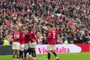 球迷疯狂呐喊庆祝！现场拍摄B费点球绝杀时刻！梦剧场瞬间沸腾！