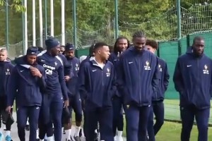 姆巴佩和登贝莱并肩而行，和一旁的小图拉姆有说有笑