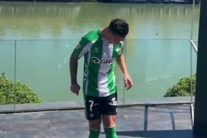 可惜没来个转圈！安东尼在欢迎会上大秀球技