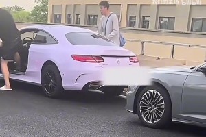 都是老朋友了！王哲林亲自接张镇麟，只是这车属实有点小！