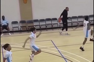 粉丝模仿欧文上篮，好像没毛病